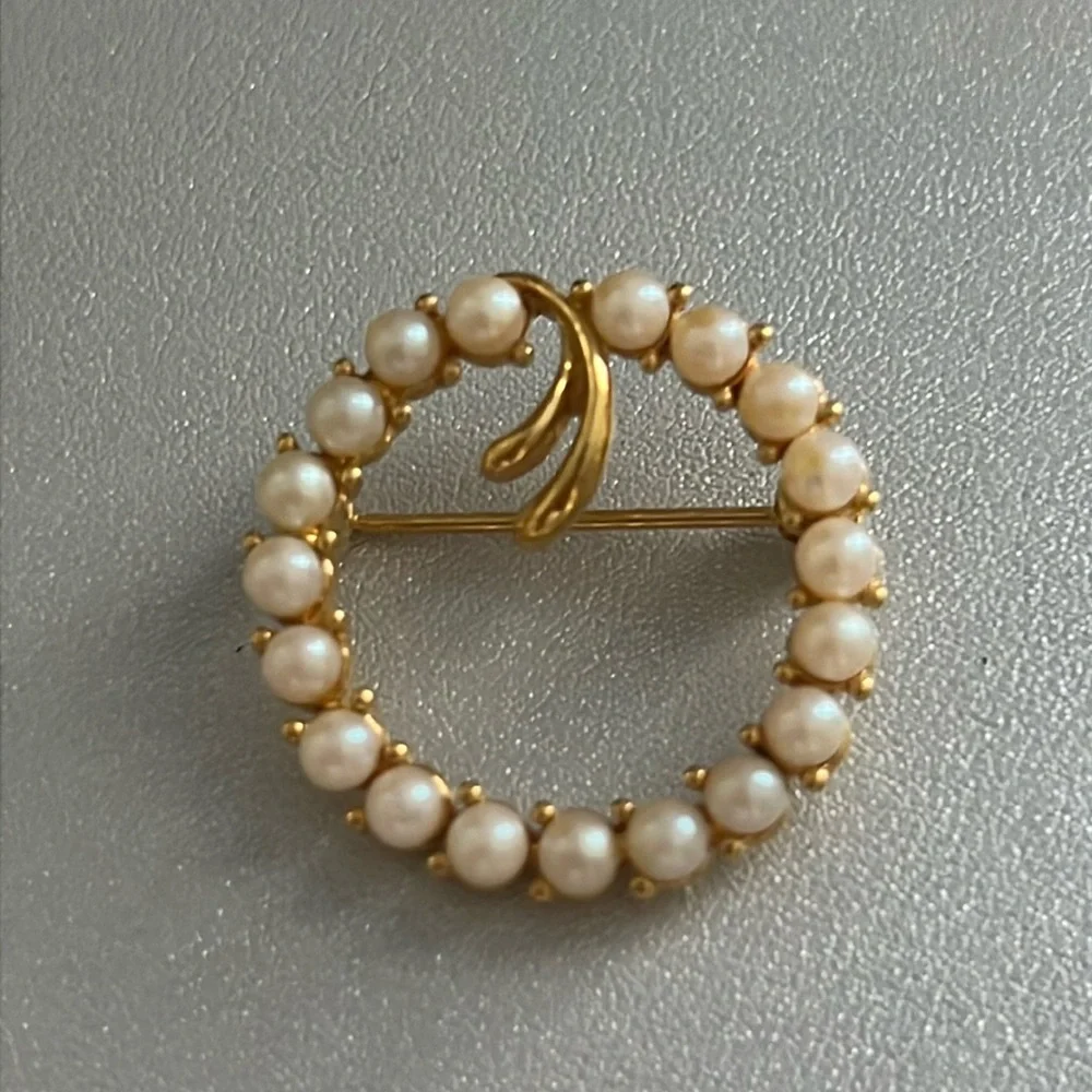 Gold and Pearl Wreath Brooch